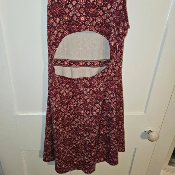 Hollister Red Geometric Medallion Print Sleeveless Skater Dress, M, Back Cut Out - Picture 7 of 9